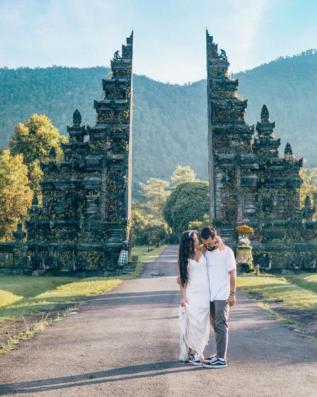 Lewat Instagram Marry Me in Travel, Nick dan Zoe berbagi fotonya berkeliling dunia dengan busana pengantin. Pasangan yang menikah di akhir Desember 2017 itu bahkan melepas pekerjaan mereka demi bulan madu setiap hari. Foto: Instagram @marrymeintravel
