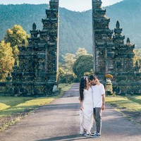 Lewat Instagram Marry Me in Travel, Nick dan Zoe berbagi fotonya berkeliling dunia dengan busana pengantin. Pasangan yang menikah di akhir Desember 2017 itu bahkan melepas pekerjaan mereka demi bulan madu setiap hari. Foto: Instagram @marrymeintravel