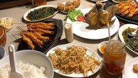 Qahtan sedang menatap aneka makanan enak yang ada di depannya. Seperti sedang bingung ya mau pilih yang mana. Foto: Instagram@qahtanhalilintar