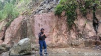 Singkapan batuan tua yang diperkirakan terjadi pada kedalaman 4 km di dalam samudera itu merupakan jejak-jejak proses paleosubduksi (Rinto/detikTravel)