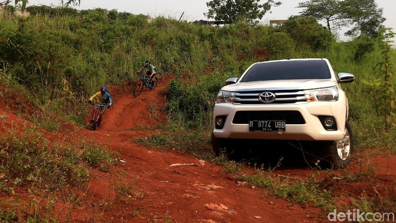 Si Bongsor Yang Serba Lengkap Toyota Hilux