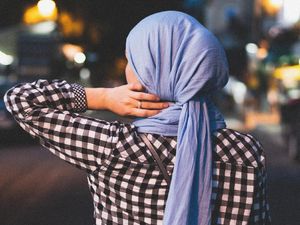 Hijab Sebabkan Ketombe? Begini Penjelasan Dokter SpKK
