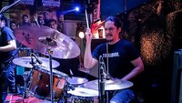 Mungkin kamu si drummer terlihat nakal dari luar meski kamu adalah orang yang tidak terlalu peduli dengan perhatian orang lain. Kamu pintar dalam menyeimbangan kehidupan dan rela untuk kerja keras guna keberhasilan tim. Tak perlu terlalu disorot, kamu puas dengan melakukan yang terbaik. Foto: Dok. Facebook/ Brian Velasco