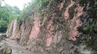 Situs Karangsambung juga diyakini adalah wilayah yang memberikan cerita panjang tentang terbentuknya pulau Jawa. Hal ini terlihat pada beberapa singkapan batuan yang campur aduk muncul ke permukaan (Rinto/detikTravel)
