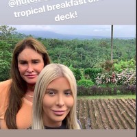 Di akun Instagram, baik Caitlyn Jenner dan Sophia Hutchins memamerkan liburan mereka di Semarang, Indonesia. Kedua transgender tersebut pun tampak menikmati suasana pegunungan di Magelang. Foto: Instagram @caitlynjenner