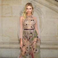 Karlie Kloss memiliki tinggi badan 185 cm yang membuatnya tinggi menjulang. Tawaran jadi model pun berdatangan padanya, termasuk brand lingerie ternama Victorias Secret. Ia pun bangga dengan tinggi badan di atas rata-rata karena justru itu yang jadi daya tariknya. Foto: Pascal Le Segretain/Getty Images