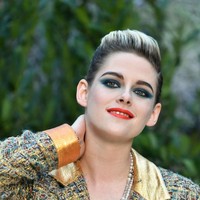 Untuk makeup, Kristen memilih tampilan yang lebih berani. Sapuan eyeshadow kehijauan dikontraskannya dengan bibir berona merah terang sehingga menciptakan kesan yang eksentrik. Ditambah lagi rambutnya yang berwarna ombre. Foto: Getty Images