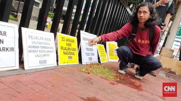 Koalisi Pejalan Kaki melakukan tabur bunga sekaligus menyuarakan keprihatinan soal keselamatan pejalan kaki.