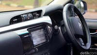 Tidak hanya kokoh bagian luar saja, Toyota Hilux juga kaya akan fitur. Mulai dari lapisan kulit yang cantik di bagian doortrimnya sampai fitur keamanan berkendara.