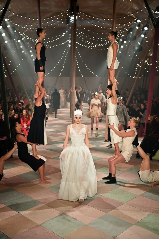 Menurut Maria, sirkus adalah tempat di mana kecantikan, asal-muasal, gender, dan umur bukan sesuatu yang penting lagil, melainkan teknik dan nyali. Di sirkus, semuanya tentang keberanian, kekuatan, dan kegembiraan, kata Maria seperti dikutip The Guardian. (Foto: Pascal Le Segretain/Getty Images)