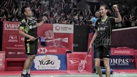 Hafiz Faizal dan Gloria Emanuelle Widjaja merayakan kemenangan.
