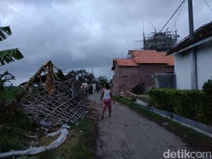 Detik-detik Puting Beliung Terjang 4 Desa di Probolinggo