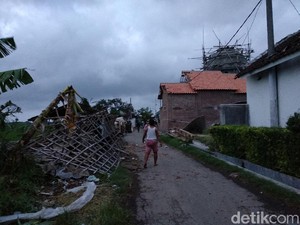 Detik-detik Puting Beliung Terjang 4 Desa di Probolinggo