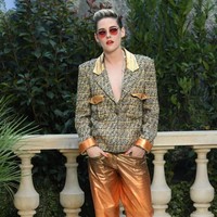 Lama tak muncul di karpet merah, Kristen Stewart menunjukkan batang hidungnya di fashion show Chanel yang berlangsung di Paris Fashion Week Couture Spring 2019, Selasa (22/1/2019). Kristen pun mencuri perhatian dengan gayanya yang makin tomboy.  Foto: Getty Images