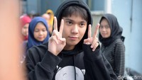 Iqbaal tampak memasang pose dengan menunjukan dua jari. Pool/Noel/detikFoto.