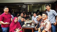 Di Pontianak, Ifan dan teman-temannya mampir ke Warung Kopi Engkoh Asiang. Kearifan lokal, nogok ngopi, tulis pemilik nama asli Riefian Fajarsyah ini. Foto: Instagram ifanseventeen