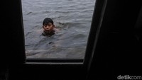 Meskipun cuaca sedang buruk, tak mematahkan antusias anak-anak ini untuk bermain meskipun hanya berenang disisi kali Muara Baru.
