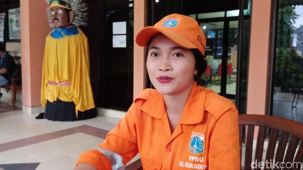 Menjumpai Sellha, Pasukan Oranye di Jakut yang Viral Dipuji Cantik