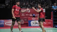 Praveen Jordan/Melati Daeva Oktavianti merayakan kemenangan.
