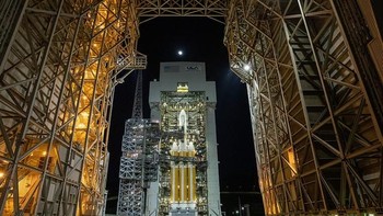 Roket yang membawanya, Delta IV Heavy, tingginya 72 meter. Ini adalah roket terkuat milik United Launch Alliance dan mampu membawa beban sampai 18 ribu kilogram ke orbit rendah Bumi. Foto: Flickr