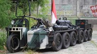 Bagas merombak total tampilan Vespa miliknya di bengkel sendiri yang dibantu bersama teman-temannya dalam kurun waktu 5 bulan. Untuk menambah kesan militer, ia menambahkan aksesori pilihan dari replika senjata hingga kotak penyimpanan peluru.  Foto: Dok. Bagas Roffiyanto