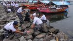 Yuk! Intip Aksi Bersih-bersih Pantai Ancol
