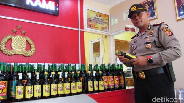 Polisi Sita Ratusan Botol Miras di Cileunyi dan Ciwidey