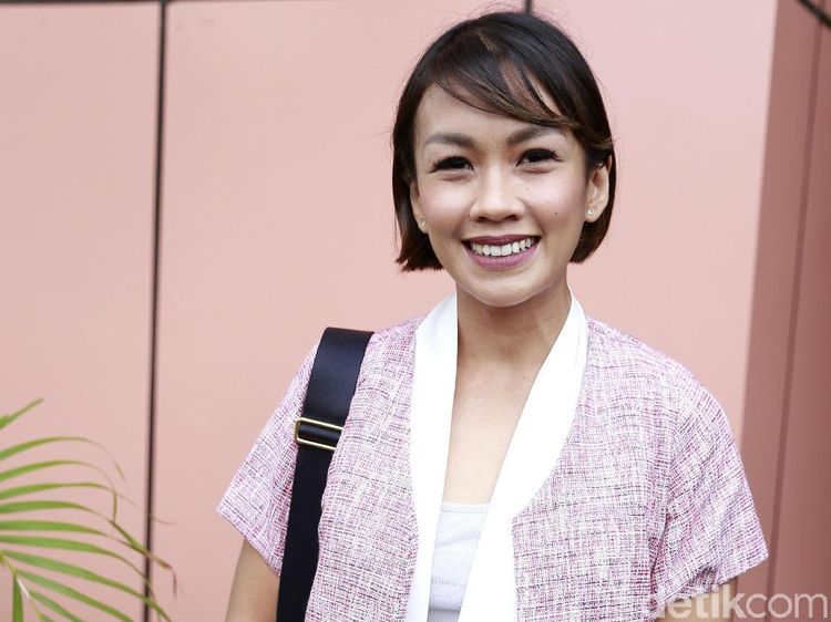 Resmi Cerai, Melanie Putria Tersenyum Bahagia