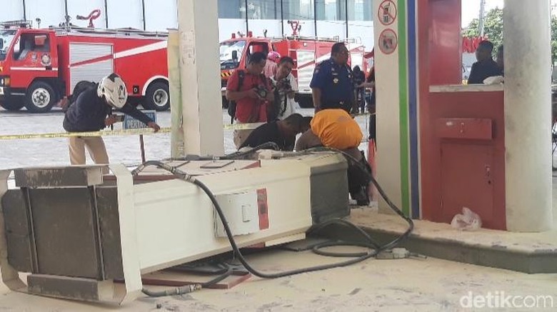 Mobil Tabrak Dispenser SPBU di Ambon, Warga Kocar-kacir Mobil Tabrak Dispenser SPBU di Ambon, Warga Kocar-kacir
