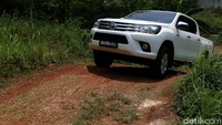 Mobil niaga yang diimpor dan laris di Indonesia selain Mitsubishi Triton adalah Toyota Hilux. Selama tahun 2018, sebanyak 8.323 unit Hilux didatangkan dari Negeri Gajah Putih Thailand. Foto: Ari Saputra