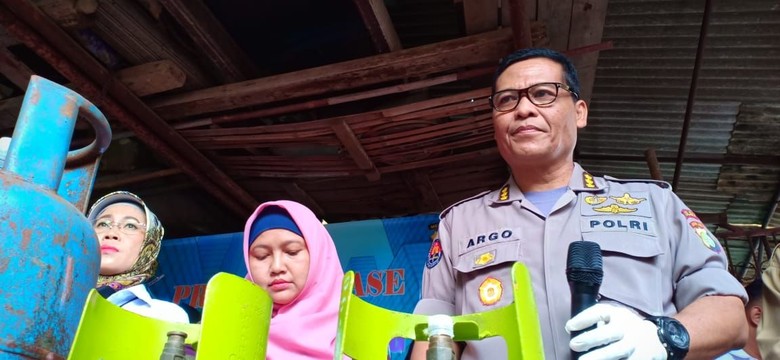 Polda Metro Tangkap Komplotan Pengoplos Gas Elpiji 3 Kg Polda Metro Tangkap Komplotan Pengoplos Gas Elpiji 3 Kg