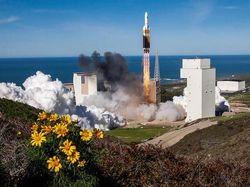 Melihat Satelit Mata-mata Misterius Amerika Melesat ke Angkasa