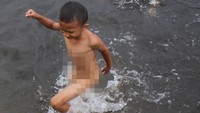 Mereka terlihat sangat bahagia dan bersemangat saat bercengkrama dengan teman sebayanya.