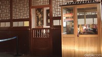 Di kanan dan kiri adalah tempat kaisar beristirahat. Walau dibuka untuk umum, paviliun ini tetap dijaga dengan ketat. Di dalamnya saja ada seorang penjaga yang akan mengawasi wisatawan. (Bonauli/detikTravel)