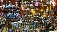 Aneka teko unik juga bisa jadi oleh-oleh. Teko khas Turki ini biasa dijadikan wadah penyimpan air panas untuk menyeduh kopi Turki. Ukuran dan bentuknya sangat beragam. Foto: Istimewa