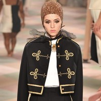 Semua model tampil glamor dengan penutup kepala yang mirip dengan swimming cap tapi berhiaskan taburan kristal. Tampaknya, Maria ingin kembali mengakomodasi kliennya yang berhijab seperti di koleksi terdahulu. (Foto: Pascal Le Segretain/Getty Images)