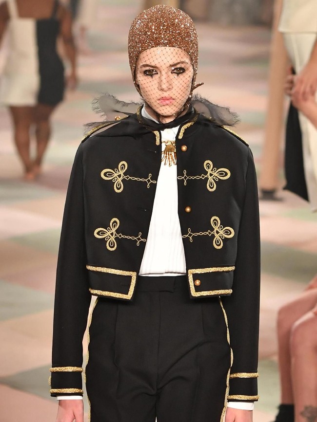 Semua model tampil glamor dengan penutup kepala yang mirip dengan swimming cap tapi berhiaskan taburan kristal. Tampaknya, Maria ingin kembali mengakomodasi kliennya yang berhijab seperti di koleksi terdahulu. (Foto: Pascal Le Segretain/Getty Images)