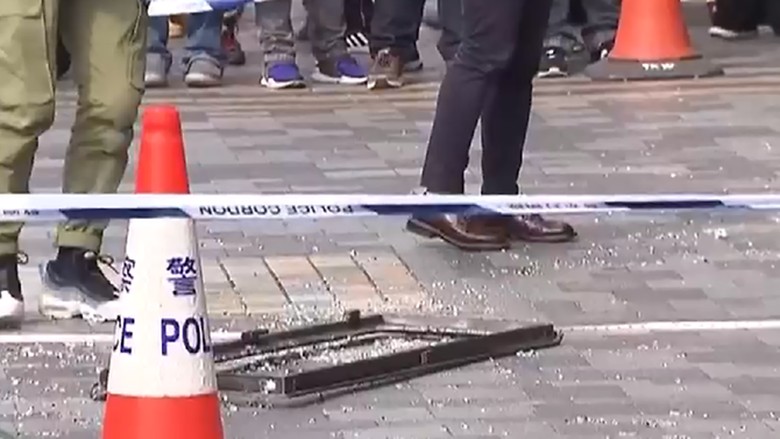 Tragis! Turis Tewas Usai Tertimpa Jendela yang Jatuh dari Hotel Hong Kong Tragis! Turis Tewas Usai Tertimpa Jendela yang Jatuh dari Hotel Hong Kong