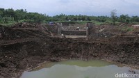 Nantinya, bila volume air di Sungai Cisangkuy sedang meninggi dan meluap ke kawasan pemukiman warga yang ada di Kamasan Banjaran, akan dialihkan ke Floodway Cisangkuy.