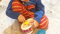Yah ketahuan deh! Qahtan lagi ngemilin es krim dan tertangkap kamera. Foto: Instagram@qahtanhalilintar