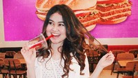 Jalan-jalan santai, Indy mampir ke salah satu restoran cepat saji. Ia pun sempat berpose di sana dengan minuman yang sudah hampir habis, lengkap dengan pose imutnya. Foto: Instagram @indrayanigr