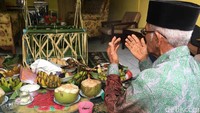 Sebelum sesajen dilarungkan ke laut, masyarakat berdoa kepada Tuhan di tepi pantai (Abdy/detikTravel) 