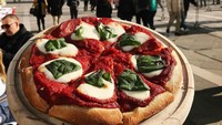 Dijamin ngiler! Ini nih pizza yang dinikmati Ifan langsung di Italia. Foto: Instagram ifanseventeen