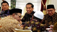 Saat awal pertemuan,  Presiden Jokowi memberikan kesempatan kepada LPOI untuk memperkenalkan diri.  