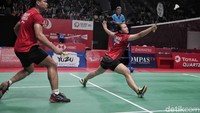 Praveen Jordan/Melati Daeva Oktavianti bertanding melawan He Jiting/Du Yue di Istora Senayan, Jakarta, Selasa (22/1/2019).