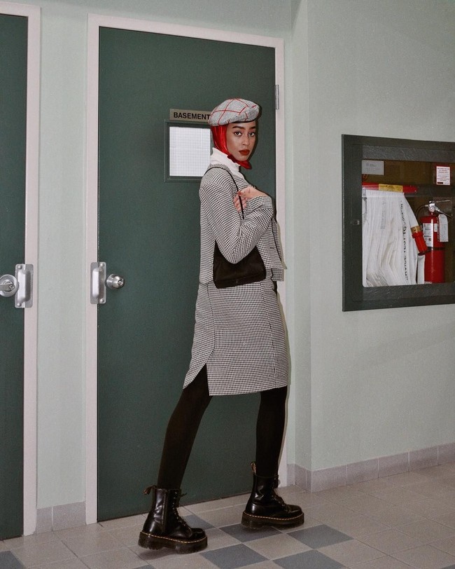 Belum banyak hijabers yang konsisten dengan gaya vintage atau retro, Hodan Yousuf salah satunya. Ia pun mengaku suka gaya vintage dan menulis di bio Instagram-nya, Vintage Thrill Seeker. Foto: Instagram/HodanYousof