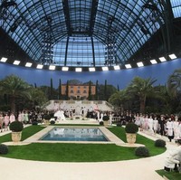 Seperti biasa, fashion show Chanel digelar di dalam Grand Palais, Paris, dengan tata panggung yang spektakuler. Kali ini, sang direktur kreatif, Karl Lagerfeld, menyulap gedung bersejarah itu menjadi halaman sebuah vila mewah di Mediterania. Foto: Getty Images