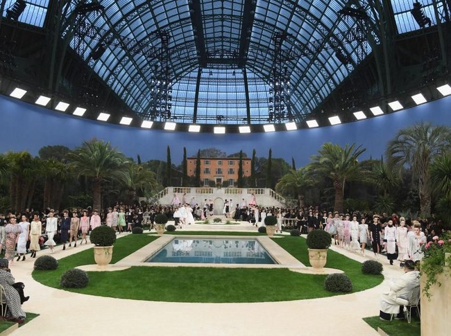Seperti biasa, fashion show Chanel digelar di dalam Grand Palais, Paris, dengan tata panggung yang spektakuler. Kali ini, sang direktur kreatif, Karl Lagerfeld, menyulap gedung bersejarah itu menjadi halaman sebuah vila mewah di Mediterania. Foto: Getty Images