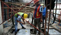 Pekerja melakukan pembangunan bangunan baru di Stasiun Manggarai.