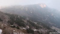Dari atas sini, kamu bisa melihat pemandangan cantik Taishan. Tapi kalau semakin siang atau sore, kabut akan naik dan pemandangan berubah putih dengan cepat (Bonauli/detikTravel)  